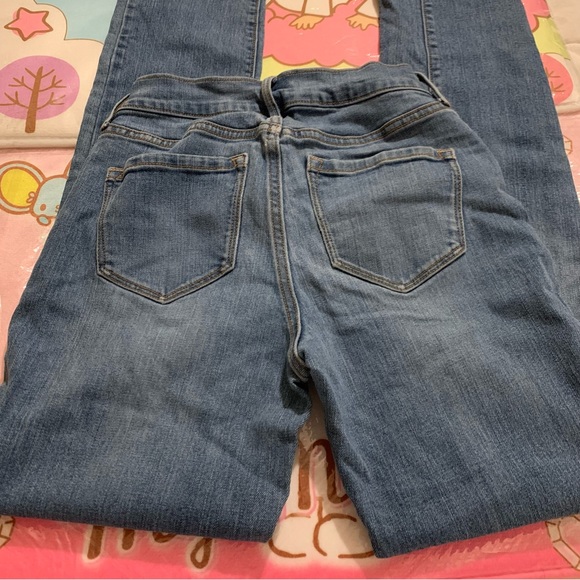 Old Navy Curvy Profile Mid Rise Stretchy Jeans - Picture 2 of 11